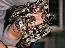 極限作業ロボットマニピュレータの異構造指マスター操作器